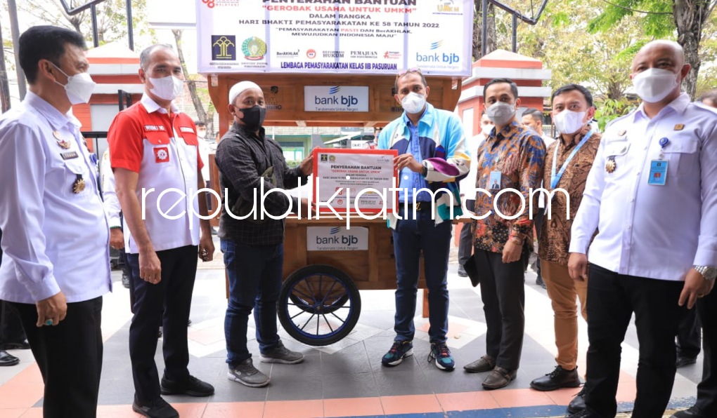 SERAHKAN - Wakil Menteri Hukum dan HAM RI Prof Edward Omar Sharif Hiariej berkunjung enam satker jajaran Kanwil Kemenkumham Jatim untuk memantau pelayanan publik selama Ramadan sekaligus menyerahkan bantuan Gerobak Bakso, Rabu (20/04/2022).