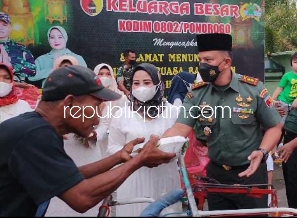 BERBAGI - Dandin 0802 Ponorogo Letkol Inf Muhammad Radhi Rusin didampingi istri membagi takjil untuk masyarakat yang melintas di JL Basuki Rahmat Depan Kodim 0802 Ponorogo, Rabu (20/04/2022) sore.