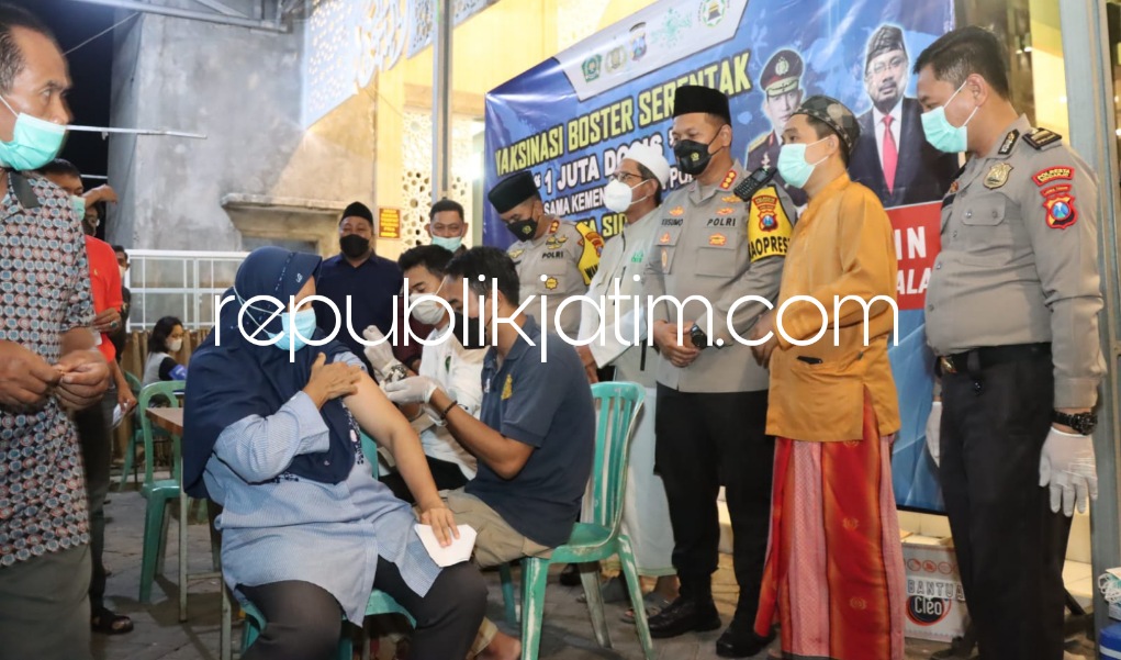 VAKSIN - Kapolresta Sidoarjo Kombes Pol Kusumo Wahyu Bintoro dan Wakapolresta Sidoarjo dan Forkopimka Buduran memantau vaksinasi 500 dosis vaksin di Masjid At Taubah Perumahan Surya Asri, Desa Sidokepung, Kecamatan Buduran, Rabu (20/04/2022) malam.