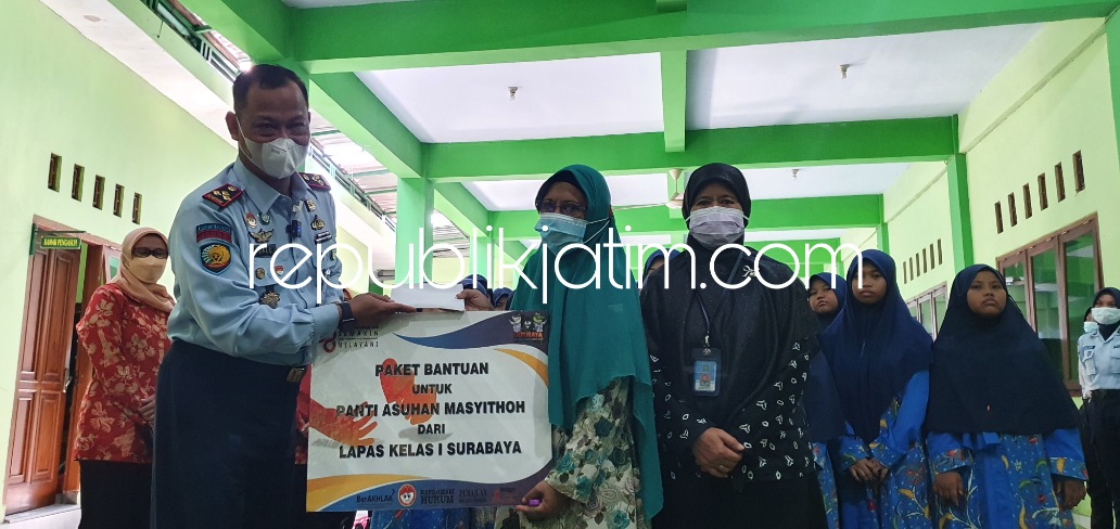 BAKTI - Lapas Kelas I Surabaya Kanwil Kemenkumham Jatim mengisi Ramadan dengan berbagi kepada sesama dipimpin Jalu Yuswa Panjang dengan bakti sosial di Panti Asuhan Masyithoh dan memberi bantuan modal UMKM, Jumat (22/04/2022).