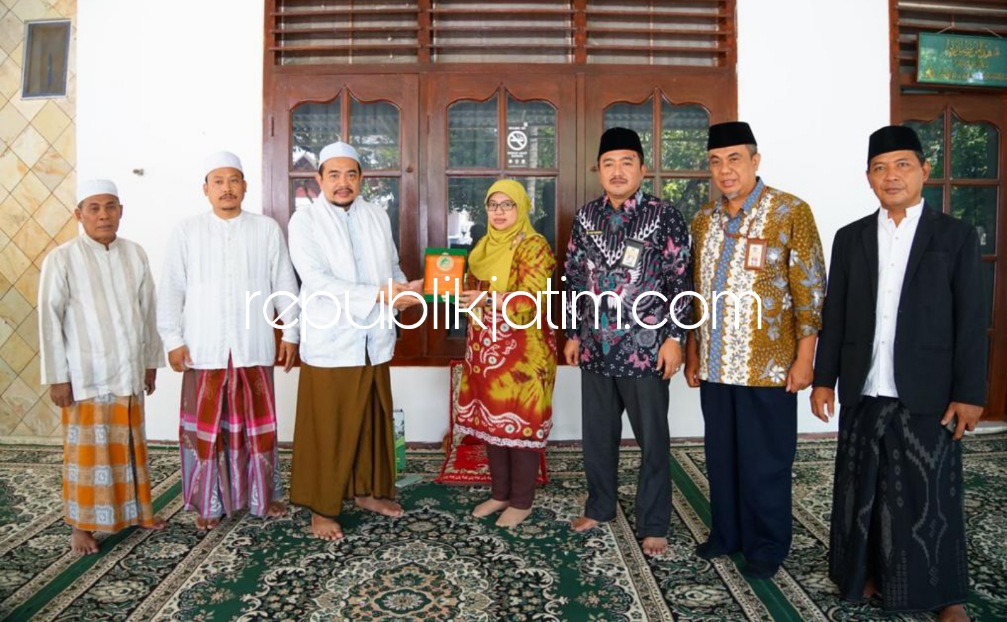 KUNJUNGAN - Bersama Kantor Pelayanan Pajak (KPP) Pratama Pamekasan, Kanwil DJP Jawa Timur II mengunjungi Pondok Pesantren Al-Amin Prenduan, Sumenep di Madura kemarin.