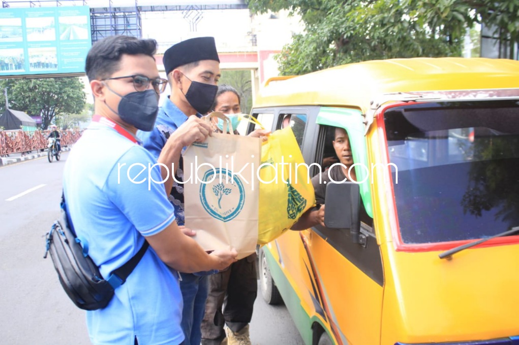 BAGIKAN - Anggota dan pengurus Persatuan Wartawan Indonesia (PWI) Sidoarjo bersama Alfamart membagikan puluhan paket sembako untuk sopir angkot di Halte JL Jenggolo, Kecamatan Buduran, Sidoarjo, Jumat (22/04/2022).