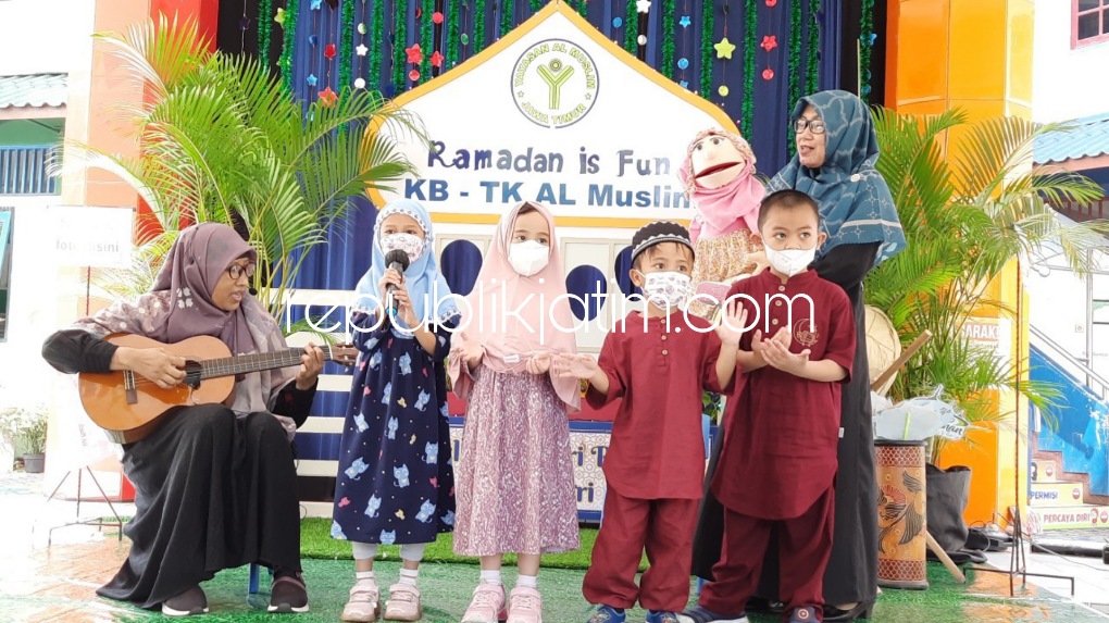 BERKISAH - Kegiatan Tadarus dan Ustadzah Berkisah menjadi rangkaian kegiatan Al Muslim Ramadan Fest yang dilaksanakan rutin setiap Jumat seperti digelar hari ini dengan tema Indahnya Lebaranku secara luring yang diikuti siswa dan guru, Jumat (22/04/2022).