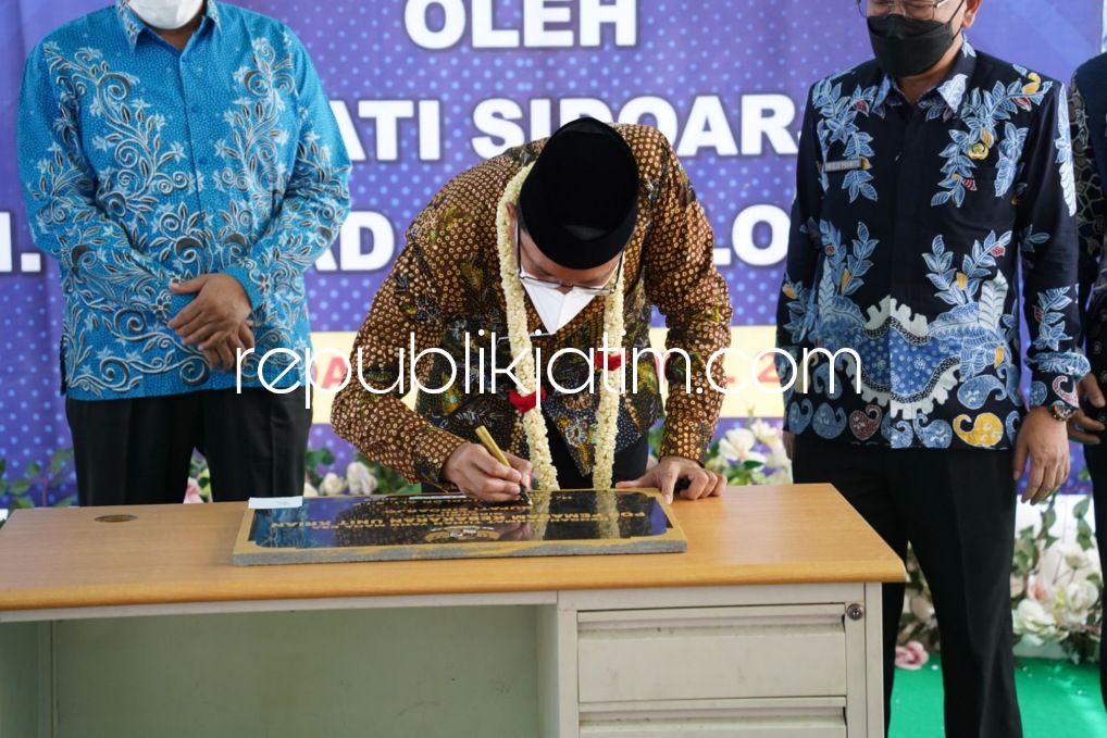 RESMIKAN - Bupati Sidoarjo Ahmad Muhdlor Ali meresmikan Pos Pemadam Kebakaran di Krian, Jumat (22/04/2022). 