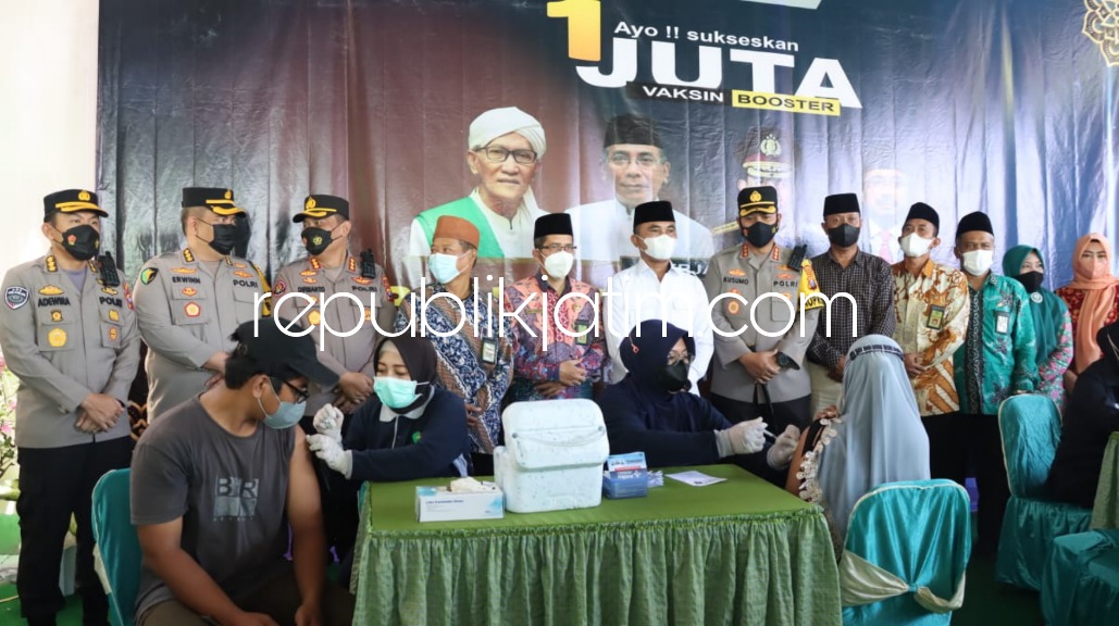 VAKSIN - Dirintelkam Polda Jatim Kombes Pol Dekananto Eko Purwono dan Kapolresta Sidoarjo Kombes Pol Kusumo Wahyu Bintoro mengecek pelaksanaan 1 juta vaksin booster di Masjid Al Maghfiroh Desa Wunut, Kecamatan Porong, Jumat (22/04/2022).
