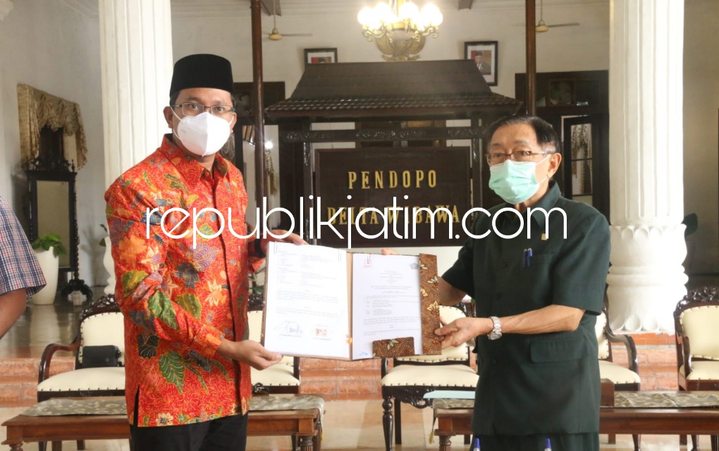 HIBAH - Bupati Sidoarjo, Ahmad Muhdlor Ali menerima hibah lahan dari enam perusahaan termasuk PT Maspion Grup untuk pembangunan Frontage Road di Pendopo Delta Wibawa, Jumat (22/04/2022). 