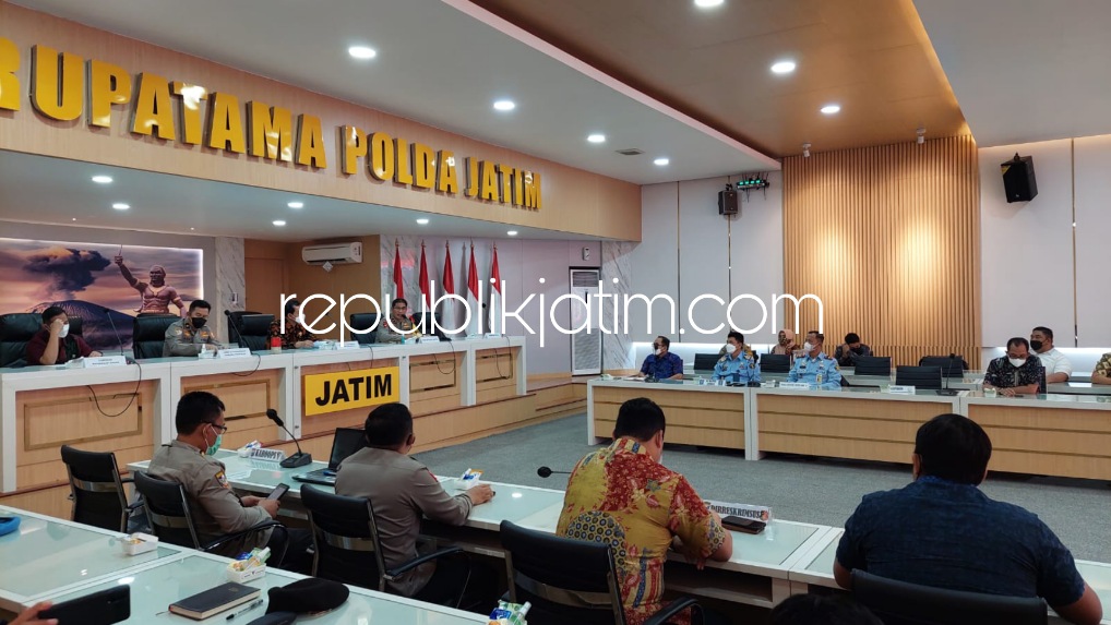 RAKOR - Rakor membahas pengendalian tingkat kriminalitas di Jatim digelar di Ruang Rupatama Mapolda Jatim diikuti berbagai aparat penegak hukum, Jumat (22/04/2022).
