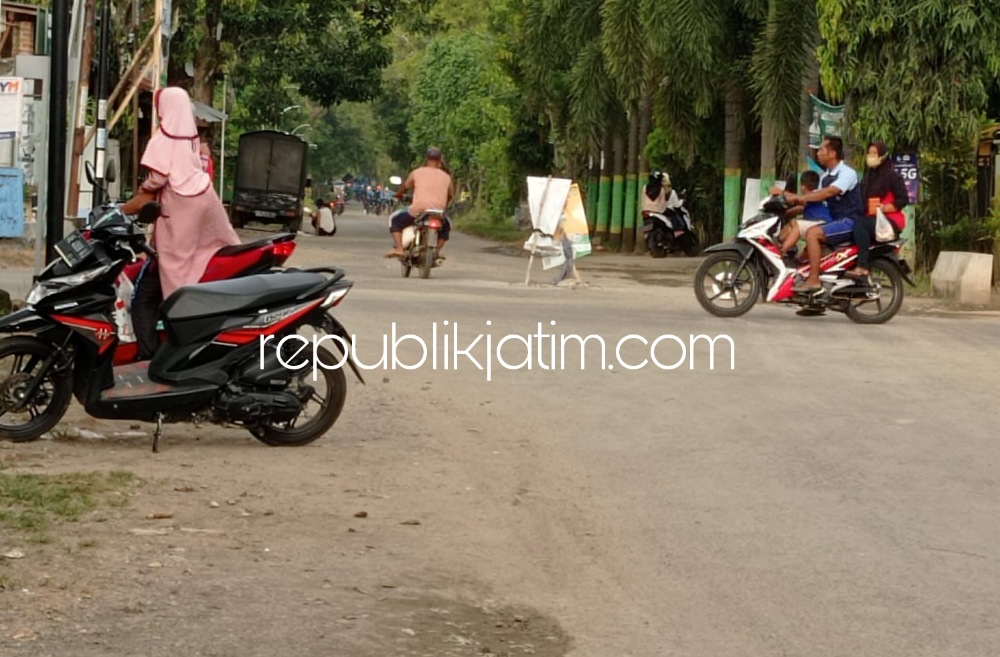 BERLUBANG - Kondisi jalan berlubang di Perempatan Bancar, Kecamatan Bungkal, Ponorogo yang diduga sengaja dibiarkan Dinas Pekerjaan Umum (PU) Pemkab Ponorogo tak kunjung diperbaiki, Sabtu (23/04/2022).