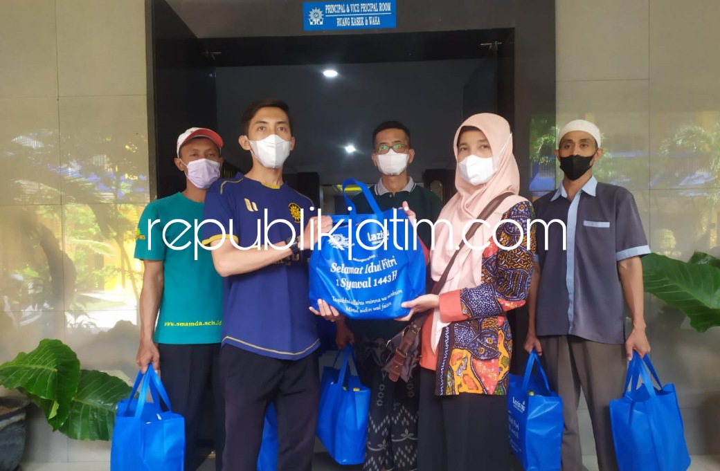 BAGIKAN - Sebanyak 236 paket sembako dan parcel dari SMA Muhammadiyah 2 (Smamda) Sidoarjo siap dibagikan untuk 236 warga 4 RT di Lingkungan Sidowayah, Kelurahan Celep, Kecamatan Sidoarjo, Sabtu (23/04/2022). 