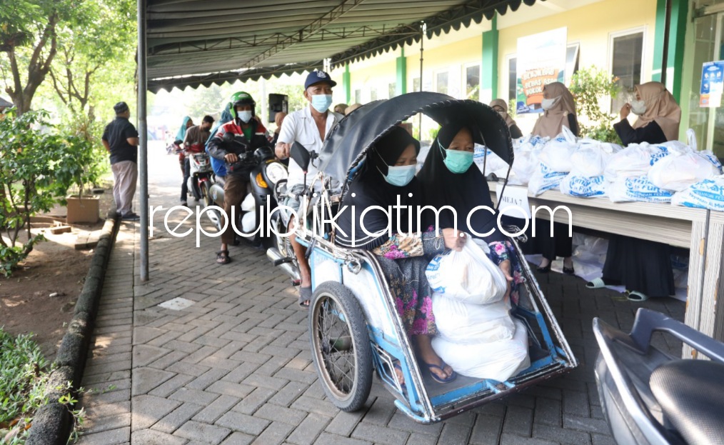 BAGI - Yayasan Al Muslim Jawa Timur menggelar bakti sosial (Baksos) dengan membagikan 1.318 paket sembako secara drive thru di halaman SMA Al Muslim Sidoarjo, Sabtu (23/04/2022).