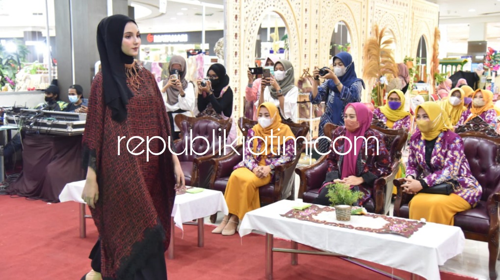 PAMERAN - Fashion Show dan Pameran UMKM yang digelar mulai tanggal 22 sampai 26 April 2022 ini dibuka Ketua Dekranasda Sidoarjo, Sa'adah Ahmad Muhdlor, Jumat (22/04/2022) sore.
