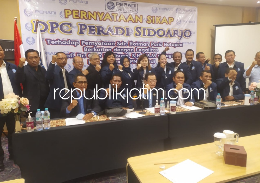 BERSIKAP - Pimpinan dan anggota DPC Peradi Sidoarjo keluarkan pernyataan sikap tetap mendukung legalitas Ketua Umum DPN Peradi, Prof Dr Otto Hasibuan SH MM meski ditentang pernyataan Hotman Paris Hutapea (HPH) saat di Fave Hotel Sidoarjo, Senin (25/04/202