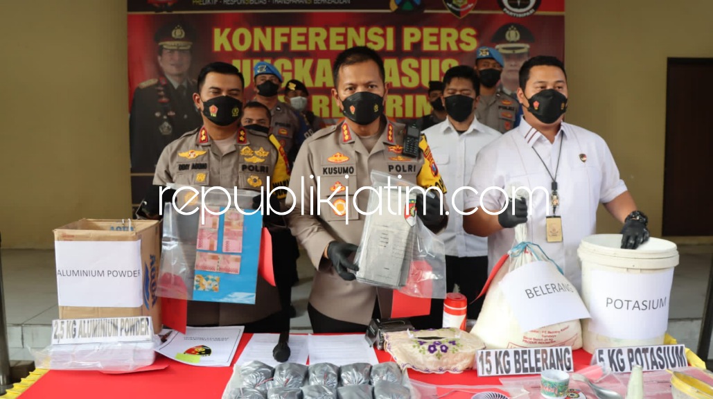 PELEDAK - Kapolresta Sidoarjo Kombes Pol Kusumo Wahyu Bintoro menginterogasi tersangka RM (25) warga Bangkalan Madura penjual bahan peledak mercon 27,5 kilogram secara online di Sidokare, Kecamatan Sidoarjo beserta barang buktinya, Senin (25/04/2022).