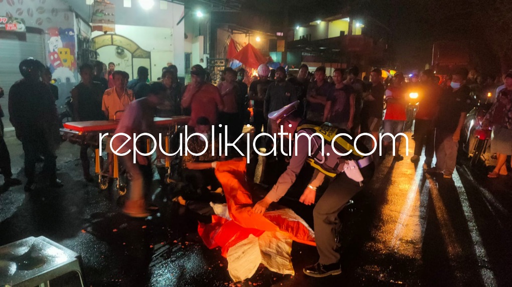 EVAKUASI - Sejumlah petugas dan warga mengevakuasi korban kecelakaan pengendara motor Honda Beat bernopol W 2325 NAQ, M Arif Ramadhany (21) warga Dusun Semawut, Desa/Kecamatan Balongbendo, Sidoarjo, Selasa (26/04/2022) dini hari.