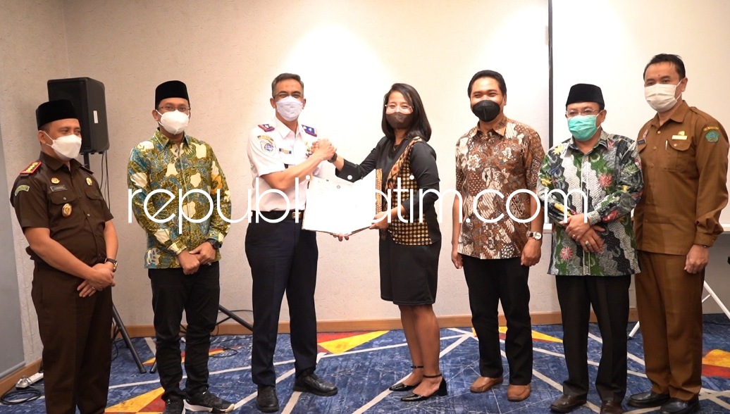 TEKEN - Bupati Sidoarjo Ahmad Muhdlor Ali menyaksikan penandatanganan PKS pengelolaan parkir antara Dishub dan PT ISS - KSO di Luminor Hotel, Senin (25/04/2022) petang.
