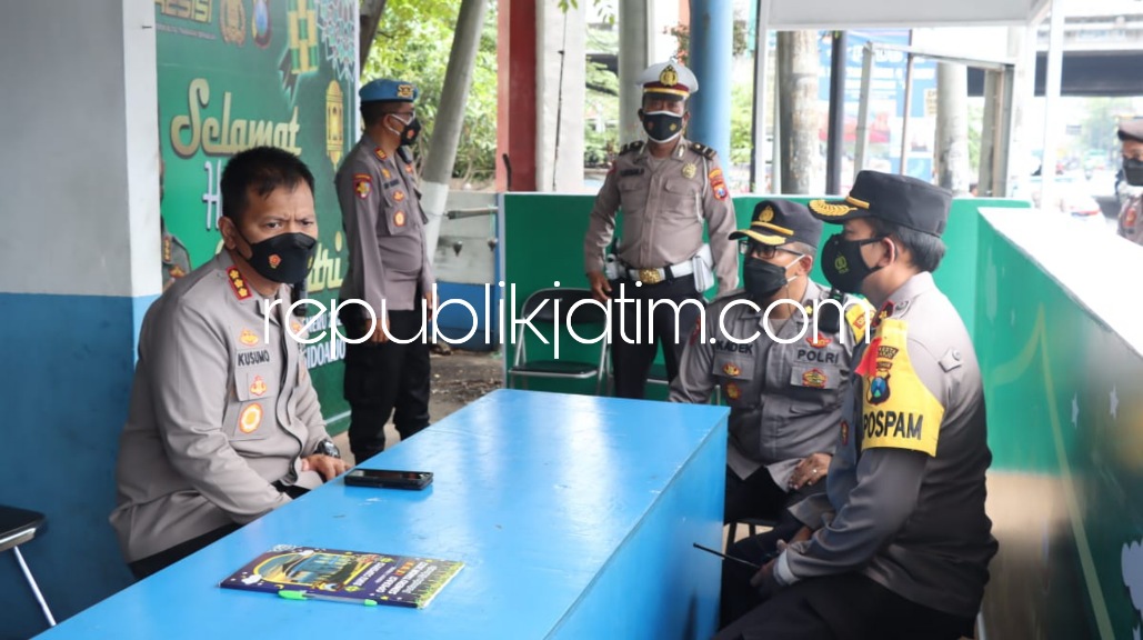 PANTAU - Kapolresta Sidoarjo Kombes Pol Kusumo Wahyu Bintoro meninjau pos pam dan pos yan Operasi Ketupat Semeru 2022 di sejumlah titik di Sidoarjo, Selasa (26/04/2022).