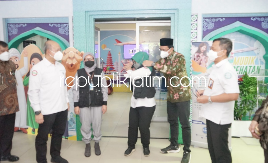 BUKA - Bupati Sidoarjo Ahmad Muhdlor Ali bersama Direktur Teknologi Informasi BPJS Kesehatan Edwin Aristiawan membuka Posko Mudik BPJS Kesehatan untuk peserta JKN-KIS dan masyarakat agar bisa Mudik Lebaran 2022 dengan aman dan nyaman, Selasa (26/04/2022).