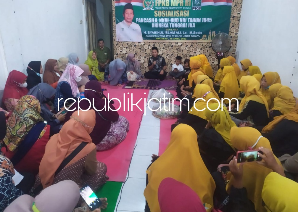 BUKA - Anggota MPR RI, Syaikhul Islam Ali membuka Rumah Aspirasi sekaligus sosialisasi Empat Pilar Kebangsaan kepada anggota Fatayat yang memiliki usaha kecil di Rumah Aspirasi Ruko Surya Garden Desa Sidodadi, Kecamatan Candi, Sidoarjo Senin (18/04/2022).