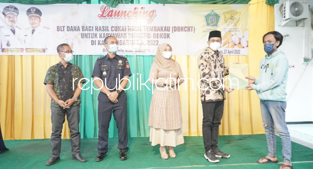 SERAHKAN - Bupati Sidoarjo Ahmad Muhdlor Ali (Gus Muhdlor) menyerahkan bantuan DBHCHT kepada buruh Pabrik Rokok (PR) Cengkir Mas, Desa Gempolsari, Kecamatan Tanggulangin, Sidoarjo, Rabu (27/04/2022).