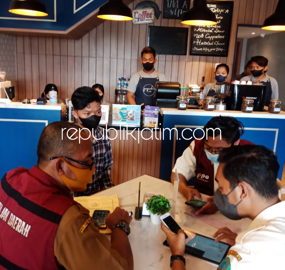 NAIK - Sejumlah petugas Badan Pelayanan Pajak Daerah (BPPD) menarik pajak di salah satu Kafe karena pendapatan menunjukan tren positif, Rabu (27/04/2022).