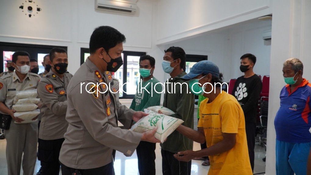 ZAKAT - Keluarga besar Polres Ponorogo menyalurkan beras zakat ke penerima dan ke Baznas Ponorogo, Rabu (27/04/2022).