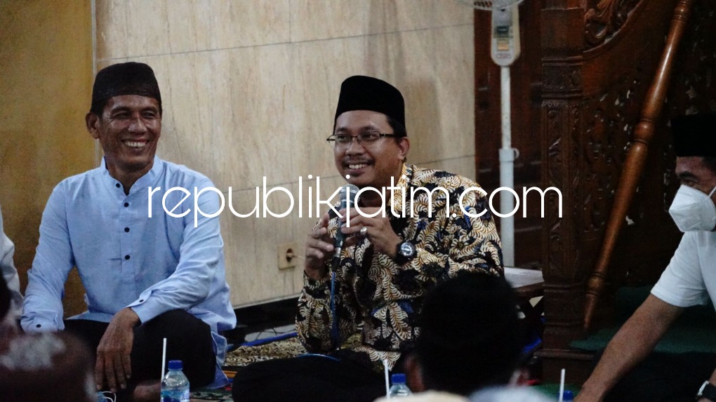 TAMPUNG - Bupati Sidoarjo Ahmad Muhdlor Ali menampung keluhan warga Desa Tanjegwagir, Kecamatan Krembung, Sidoarjo, Rabu (27/04/2022) malam. 