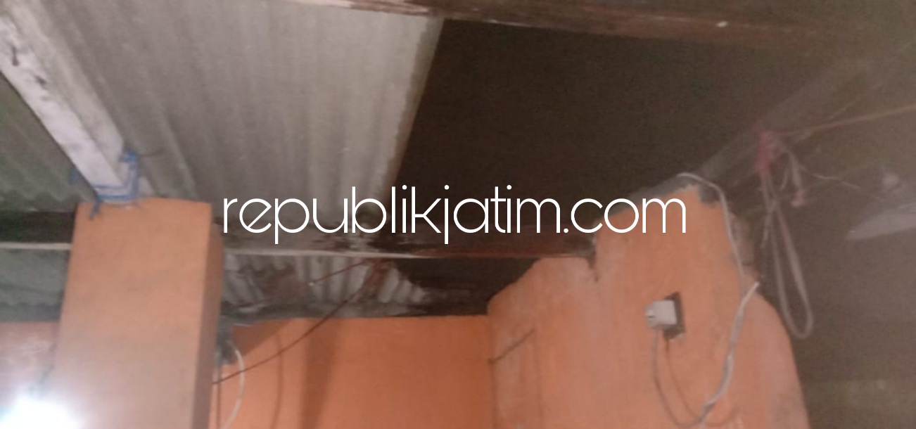 RUSAK - Sejumlah atap rumah warga Desa/Kecamatan Gedangan, Sidoarjo rusak usai diterjang amukan angin puting beliung, Kamis (28/04/2022) petang.