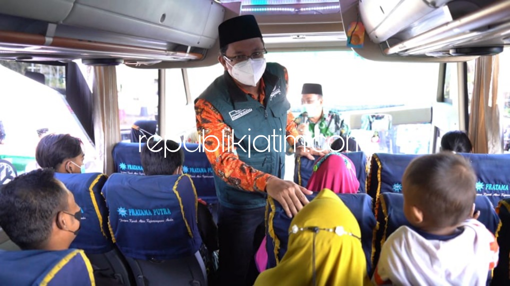 BERANGKATKAN - Bupati Sidoarjo Ahmad Muhdlor Ali (Gus Muhdlor) memberangkatkan 20 Bus Mudik yang diikuti ribuan warga Sidoarjo, Jumat (29/04/2022). 