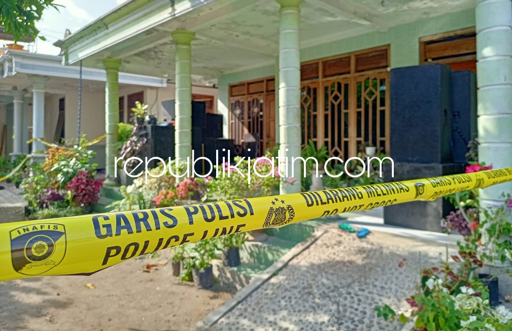 KORBAN PETASAN - Muhammad Taufiq (29) warga JL Srigading, Desa Polorejo, Kecamatan Babadan, Ponorogo berbaring di RSUD dr Hardjono karena luka akibat ledakan petasan dan rumahnya yang dipolice line untuk olah TKP, Minggu (01/05/2022).