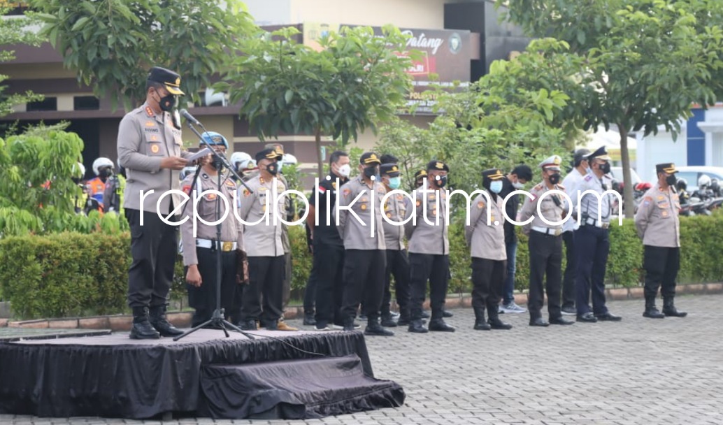 APEL - Kapolresta Sidoarjo Kombes Pol. Kusumo Wahyu Bintoro memimpin Apel Gelar Pasukan Pengamanan Malam Hari Raya Idul Fitri 2022 di Polresta Sidoarjo, Minggu (01/05/2022).