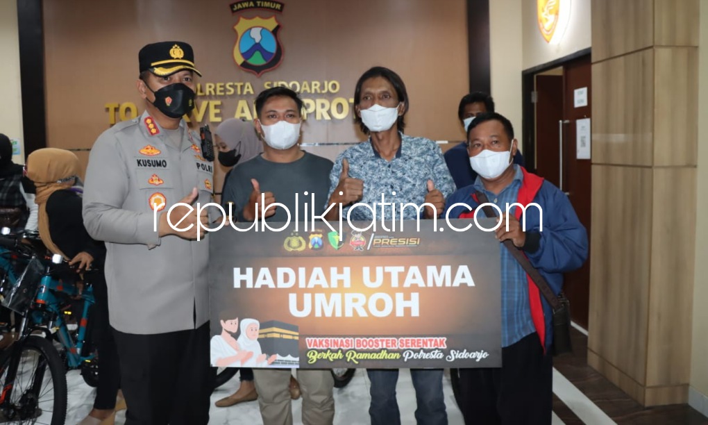UTAMA - Kapolresta Sidoarjo Kombes Pol Kusumo Wahyu Bintoro dan Wakapolresta Sidoarjo AKBP Deny Agung Andriana menyerahkan hadiah 10 sepeda MTB ke pemenang dan diakhiri serah terima hadiah umroh, M Noval Bima warga Babadan, Lamongan, Minggu (01/05/2022).