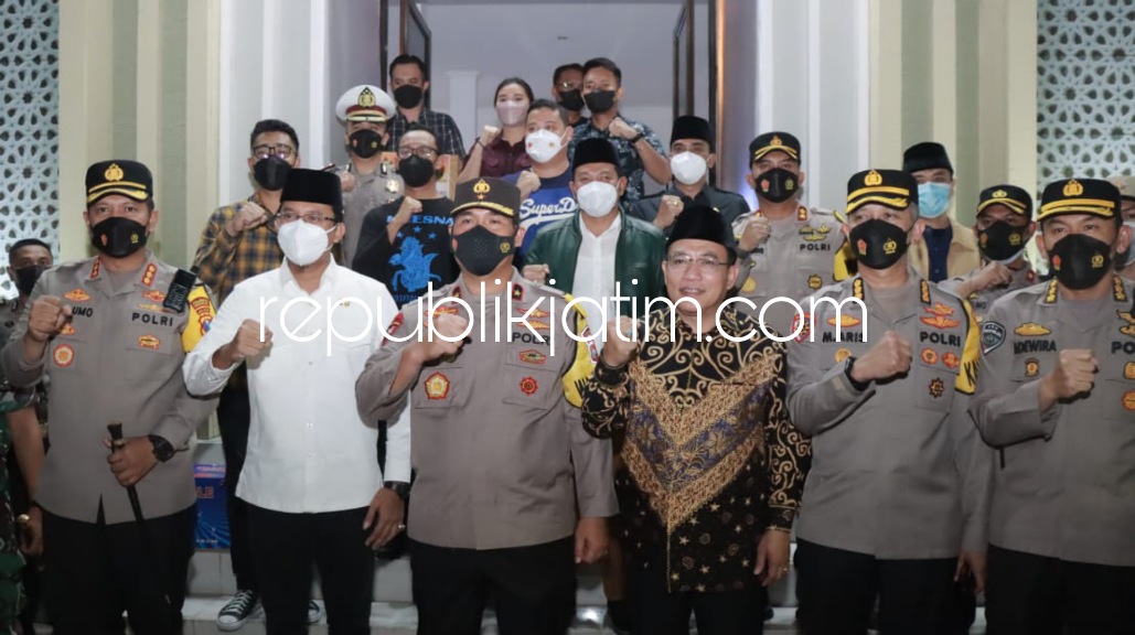 PANTAU - Forkopimda Sidoarjo secara bersama-sama meninjau sejumlah Poskotis (Pos Komando Taktis) Operasi Ketupat Semeru 2022, Minggu (01/05/2022) malam.