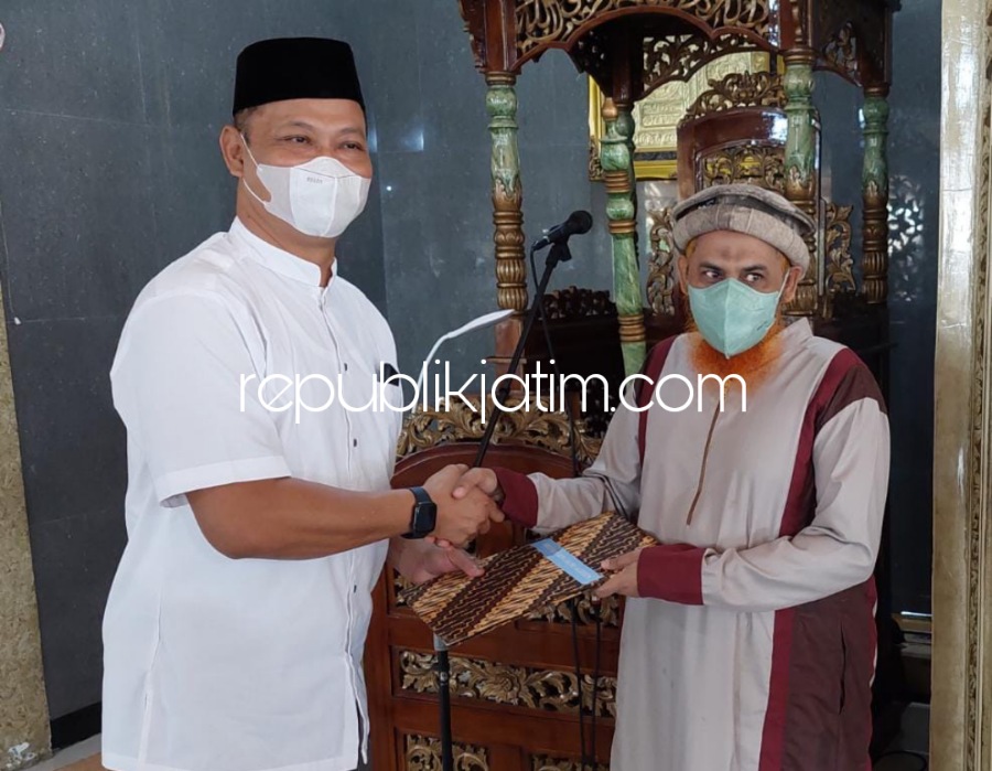 SERAHKAN - Kadiv Pemasyarakatan Kanwil Kemenkumham Jatim, Teguh Wibowo menyerahkan SK Remisi kepada para napi termasuk napi terorisme, Senin (02/05/2022).