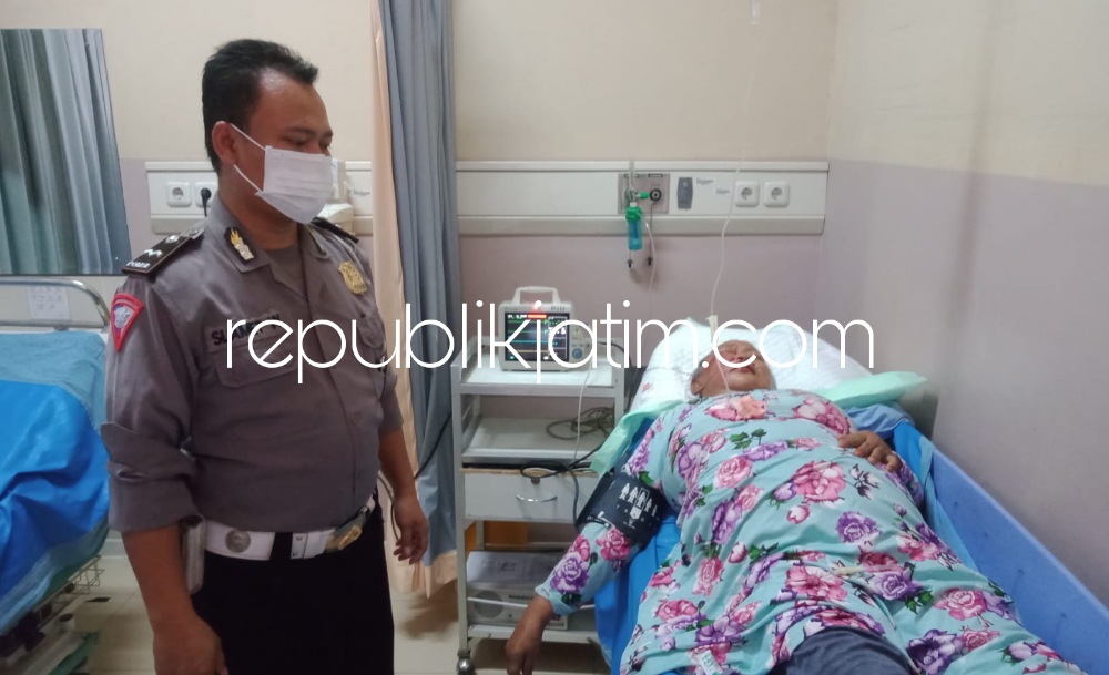 TERLUKA - Ny Sumiatun (62) warga JL Punto Dewo, Desa Rangkah Kidul, Kecamatan Sidoarjo mengalami luka di wajah dan kepala usai tabrakan di JL Raya Bakalan Ringinpitu, Kecamatan Balongbendo, Sidoarjo, Selasa (03/05/2022). 