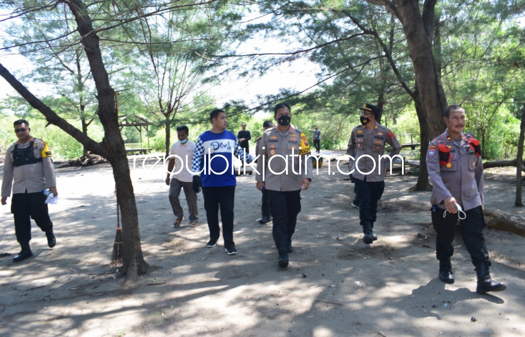 PANTAU - Kapolresta Sidoarjo, Kombes Pol Kusumo Wahyu Bintoro dan jajaran memantau Wisata Bahari Tlocor, Kecamatan Jabon, Sidoarjo untuk menghimbau pengunjung tetap menerapkan protokol kesehatan (Prokes), Selasa (03/05/2022).