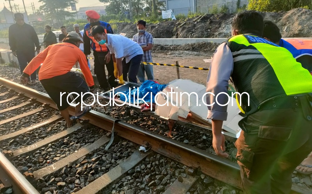 EVAKUASI - Sejumlah petugas dan warga mengevakuasi jenazah pria tanpa identitas yang tertabrak KA Turangga jurusan Bandung - Surabaya di Dusun Kemendung, Desa Sidodadi, Kecamatan Taman, Sidoarjo, Jumat (06/05/2022).