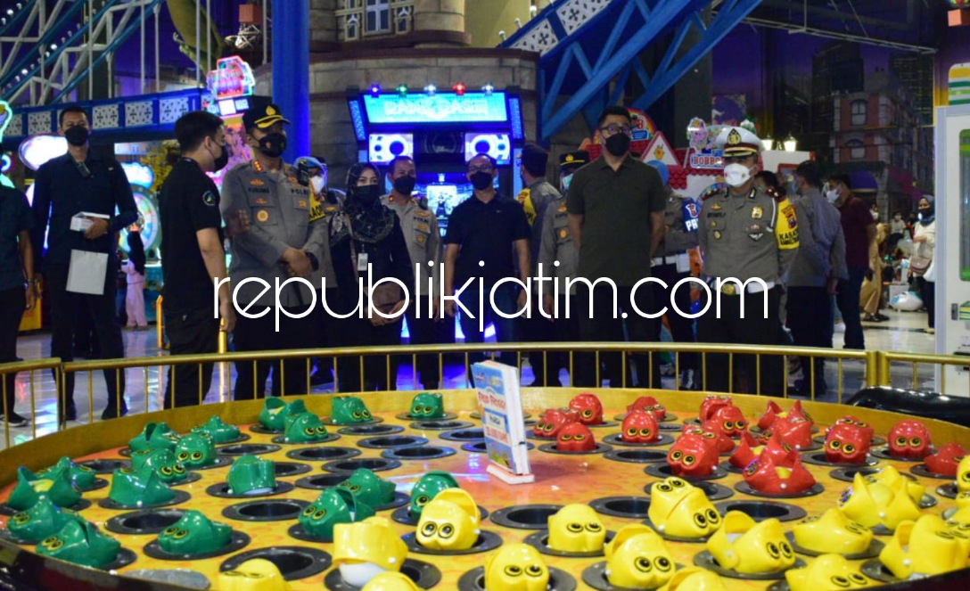 CEK - Kapolresta Sidoarjo Kombes Pol Kusumo Wahyu Bintoro mengecek mal dan wahana bermain di Transmart pada akhir pekan libur lebaran Tahun 2022, Sabtu (07/05/2022) malam.