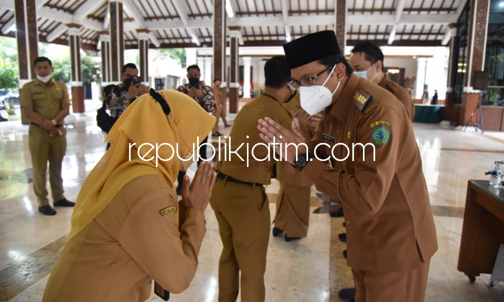 HALAL BI HALAL - Bupati Sidoarjo, Ahmad Muhdlor Ali memimpin Apel sekaligus Halal Bi Halal bersama seluruh Kepal dan perwakilan OPD di lingkungan Pemkab Sidoarjo, Senin (09/05/2022).