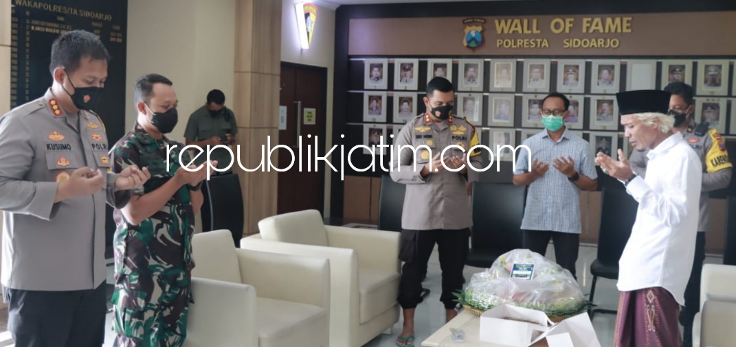 SILATURRAHMI - Dandim 0816 Sidoarjo Letkol Inf Masarum Djati Laksono dan PJU diterima Kapolresta Sidoarjo Kombes Pol Kusumo Wahyu Bintoro, Wakapolresta Sidoarjo AKBP Deny Agung Andriana dan PJU Polresta Sidoarjo di lobi utama, Selasa (10/05/2022).
