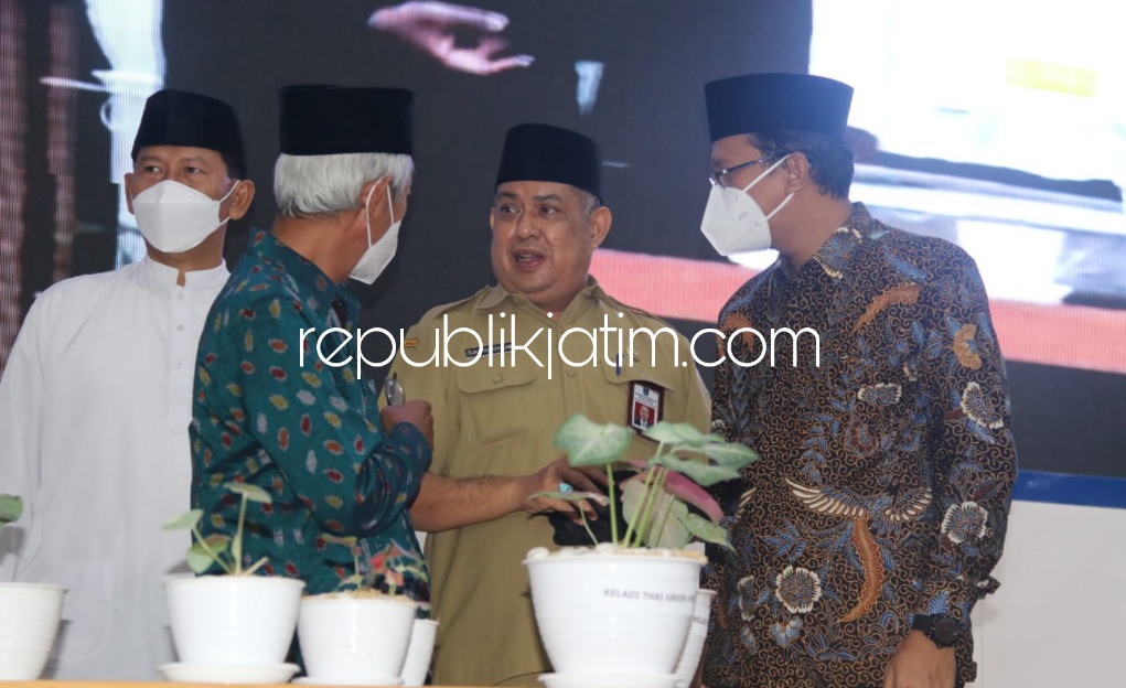 LAUNCHING - Bupati Sidoarjo, Ahmad Muhdlor Ali (Gus Muhdlor) mengikuti launching unit bisnis baru Umsida PT Umsida Sinergi Utama ( PT USU) yang langsung mengekspor perdana 3.000 bibit tanaman hias ke Amerika Serikat, Selasa (10/05/2022).