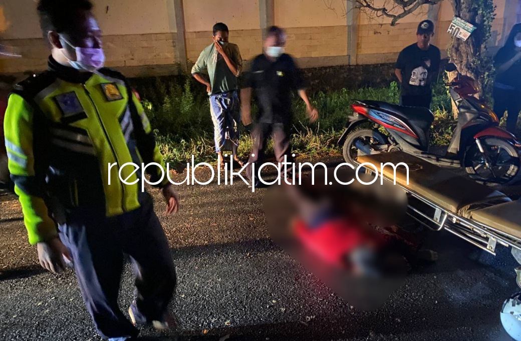 EVAKUASI - Sejumlah petugas dan warga mengevakuasi korban meninggal dunia pengendara motor Honda spacy bernopol W 3403 NCN, Achmad Baihaqi Arifin (16) pelajar asal Desa/Kecamatan Tarik di JL Raya Waruberon, Kecamatan Balongbendo, Selasa (10/05/2022) malam