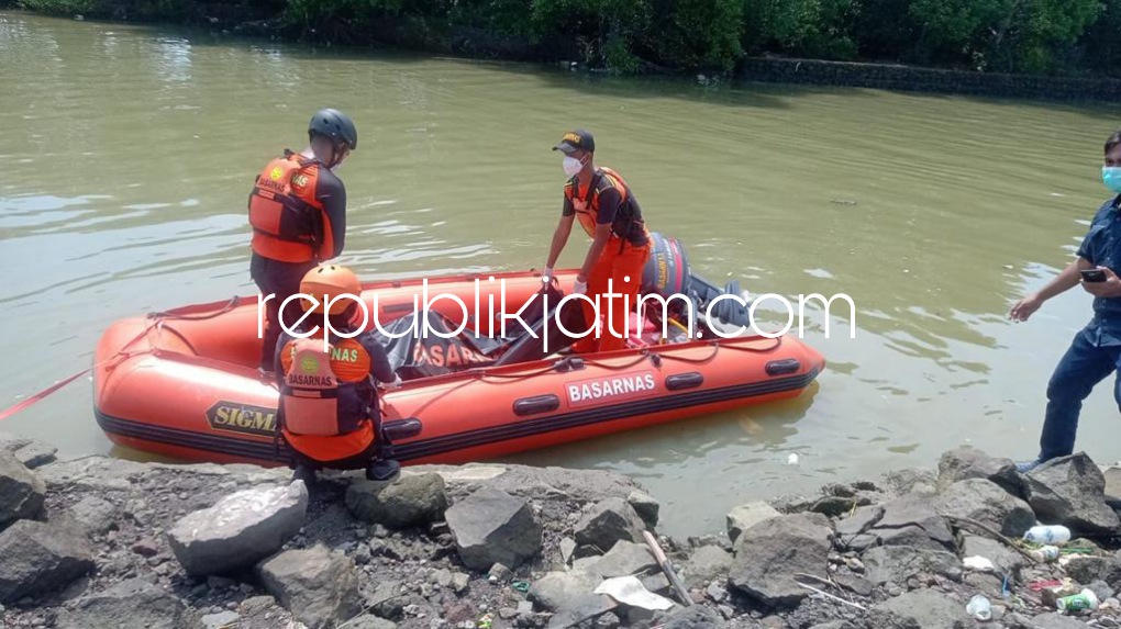 EVAKUASI - Tim Basarnas bersama petugas Polsek Sedati saat mengevakuasi jenazah perempuan tanpa identitas yang ditemukan di Hutan Mangrove muara Kali Curah Ombo, Desa Kalanganyar, Kecamatan Sedati, Sidoarjo, Rabu (11/05/2022).