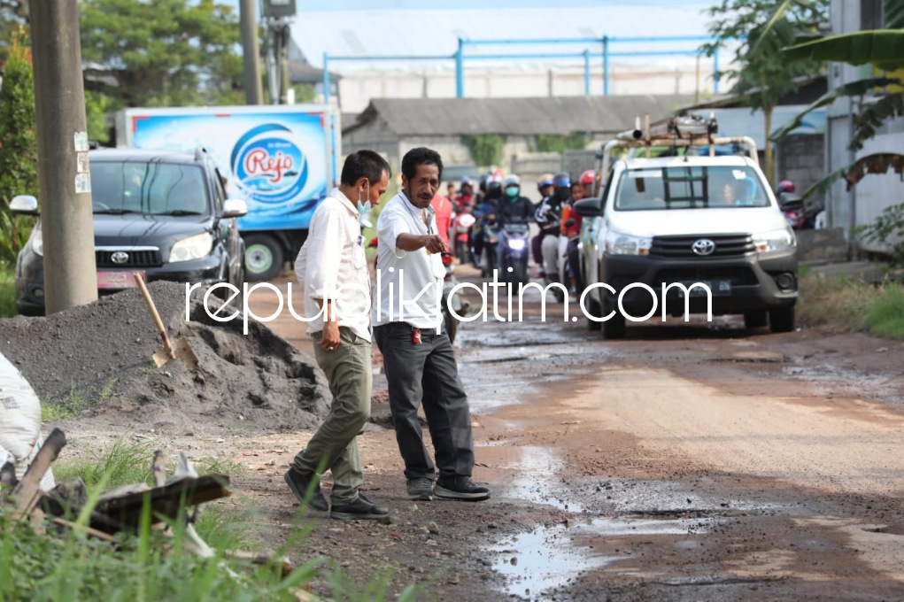PRIORITAS - Pemeliharaan jalan kabupaten terus dikebut Dinas PU Bina Marga dan Sumber Daya Air (PUBM dan SDA) dengan jumlah 68 ruas jalan yang ditarget Bupati Sidoarjo Ahmad Muhdlor Ali (Gus Muhdlor) tuntas sebelum akhir Tahun 2022, Kamis (12/05/2022).