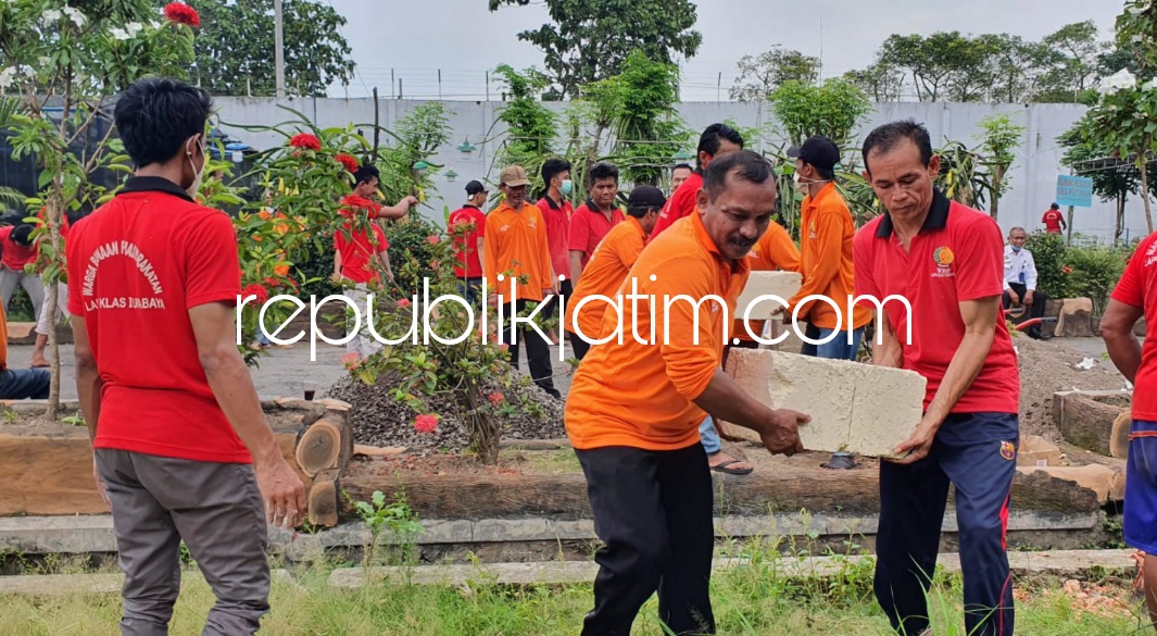 PERTUKANGAN - Lapas Kelas I Surabaya di Porong melatih Warga Binaan Pemasyarakatan (WBP) dengan keterampilan pertukangan sebagai sarana praktik, para peserta pelatihan membangun ruang pameran karya WBP, Kamis (12/05/2022).