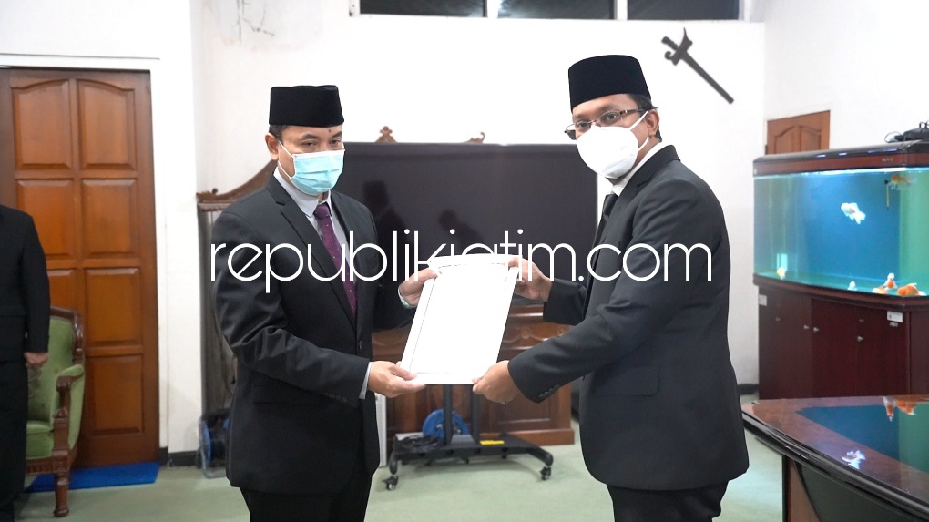 LANTIK - Bupati Sidoarjo Ahmad Muhdlor Ali melantik Pj Sekda Sidoarjo, Andjar Surjadianto di kantor Bupati Sidoarjo jalan Gubernur Suryo, Kamis (13/05/2022) malam.