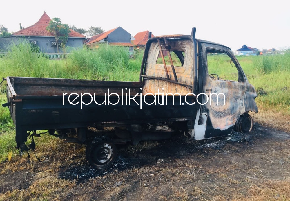 TERBAKAR - Kondisi mobil pikup Grand Max yang dibakar warga di dekat bekas SPBU Desa Sarirogo, Kecamatan Sidoarjo, Minggu (15/05/2022).