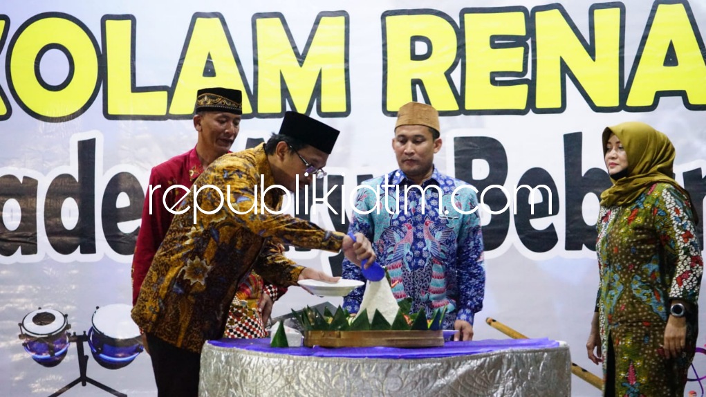 RESMIKAN - Bupati Sidoarjo, Ahmad Muhdlor Ali (Gus Muhdlor) saat meresmikan BUMDes Bangah, Kecamatan Gedangan, Sidoarjo, Sabtu (14/5/2022) malam.