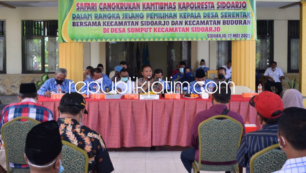 CANGKRUKAN - Menjelang Pilkades serentak 84 desa di Sidoarjo, Kapolresta Sidoarjo bersama instansi terkait lain mulai rutin menggelar pertemuan di beberapa desa seperti di Desa Sumput (Sidoarjo) dan Desa Banjarkemantren (Buduran), Selasa (17/05/2022).
