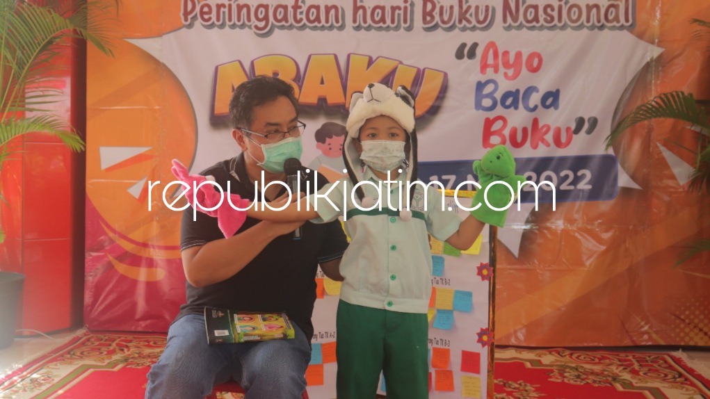 PERINGATI - Hari Buku Nasional (Harbuknas) yang diperingati setiap 17 Mei diramaikan KB TK Al Muslim dengan Perayaan Harbuknas bertema Gerakan Ayo Membaca Buku (Abaku) mendorong budaya literasi, minat baca dan menulis kalangan siswa, Selasa (17/05/2022).