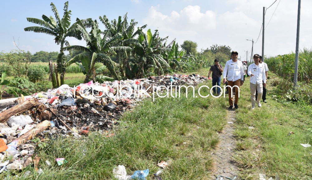 SIDAK - Wabup Sidoarjo Subandi sidak TPST Desa Bakungtemanggungan, Kecamatan Balongbendo. Sidak ini, karena adanya masyarakat yang kedapatan membuang sampah sembarangan di pinggir jalan. Padahal di desa ini sudah ada TPST, Rabu (18/05/2022).